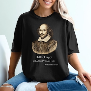Puede incluir: Camiseta negra con un retrato en tonos sepia de William Shakespeare. La camiseta incluye la cita "Hell Is Empty and All the Devils Are Here" atribuida a Shakespeare.