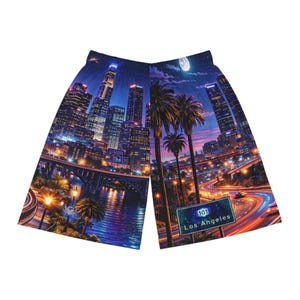 Puede incluir: Pantalones cortos negros con una vibrante imagen nocturna de Los Ángeles, con rascacielos, palmeras y una autopista. El diseño incluye un letrero de la autopista 101 y una luna llena. Los pantalones cortos están hechos de un material suave y cómodo.