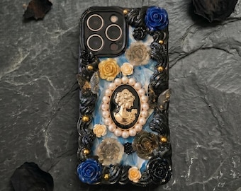 Etui na telefon z perłowym kameą w stylu barokowym, ręcznie robiony Decoden 3D, vintage'owy wiktoriański Royalcore, królewski niebieski prezent w stylu gotyckim, spersonalizowany iPhone / Samsung