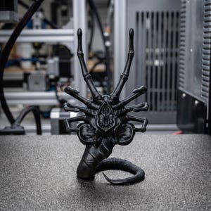 Satin Black Alien Monster Face Hugger Holder, Sci-Fi Horror Desk Stand, Biomechanical Parasite Figurine, Macabre Gamer Setup Gift
