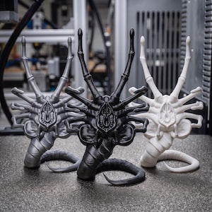 Alien Monster Face Hugger Holder, Sci-Fi Horror Desk Stand, 3D Printed Biomechanical Figurine, Macabre Tech Accessory, Gaming Setup Gift