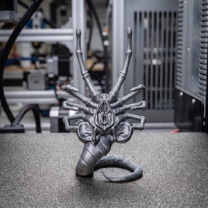 Metalliskt silverfärgad Alien Monster Face Hugger-hållare, Y2K Cyberpunk-skrivbordsstativ, biomekanisk varelsefigur, futuristisk speluppsättningspresent