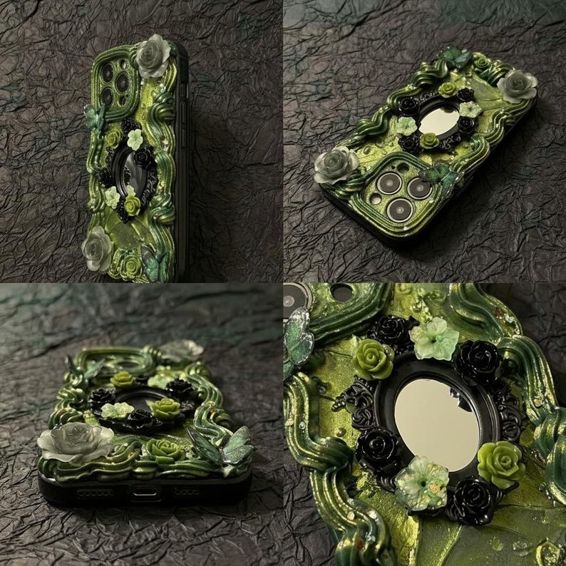 Op de afbeelding: Een decoratief telefoonhoesje met een getextureerde groene basis en wervelende reli&euml;fpatronen, versierd met groene en zwarte bloemapplicaties, kleine vlinderaccenten en een centraal ovaal spiegelkader.
