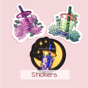 Op de afbeelding: Drie stickerontwerpen met bubble tea met verschillende thema's. De eerste sticker toont een roze bubble tea met paarse bloemen. De tweede sticker toont een groene bubble tea met vetplanten. De derde sticker toont een paarse bubble tea met een halve maan en sterren.