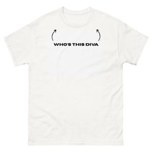 Può includere: T-shirt bianca con la scritta nera "WHO'S THIS DIVA", con frecce curve che puntano al testo. La maglietta è realizzata in un materiale morbido e ha maniche corte.