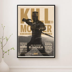 Könnte beinhalten: Ein gerahmtes Poster mit der Figur Killmonger aus Marvels Black Panther. Das Poster hat ein Vintage-Design mit den Worten "Killmonger" in großen Buchstaben. Die Figur ist in einer dynamischen Pose dargestellt und hält ein Schwert. Zusätzlicher Text.