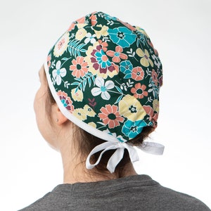 Vintergrön blommig skrubbmössa: Unisex kirurgisk mössa