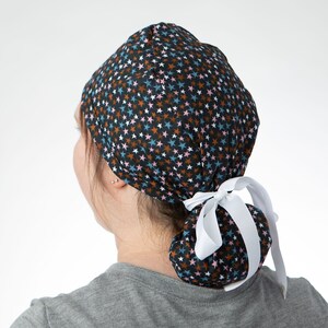 レインボースターのスクラブキャップ、長髪用のスクラブハット、彼女への外科用キャップのギフトアイデア、医療界のヘルスケアヒーロー、ポニーテールのスクラブキャップ