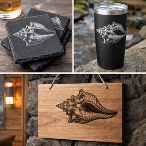 Könnte beinhalten: Eine Sammlung von Artikeln mit einem Muscheldesign. Enthält Schieferuntersetzer, einen schwarzen isolierten Becher und ein Holzschild. Die Muschel ist auf den Untersetzern und dem Becher weiß geätzt und auf dem Holzschild dunkler.