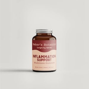 Può includere: Un barattolo di vetro marrone con coperchio argentato, etichettato "Baker's Botanics Longevity Series". L'etichetta recita "INFLAMMATION SUPPORT Mushroom Gummies". Il peso netto è di 181g, gusto pesca, 30 pezzi.