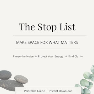 Könnte beinhalten: Ein druckbarer Leitfaden mit dem Titel "The Stop List" und dem Slogan "Schaffen Sie Raum für das, was wichtig ist." Das Design umfasst Text, eine Linie und die Sätze "Pause the Noise", "Protect Your Energy" und "Find Clarity".