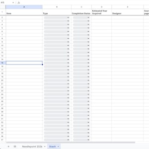 以下が含まれることがあります： 「A1S」とラベル付けされたスプレッドシートのスクリーンショット。列には「Item」、「Type」、「Completion Status」、「Estimated Year Acquired」、「Designer」、「Source」、「Type」が含まれています。スプレッドシートは「Needlepoint 2026 - Stash」用です。