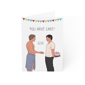 Puede incluir: Una tarjeta de felicitación blanca con el texto "YOU HAVE CAKE? GIVE." presenta dos figuras de dibujos animados. Una figura está envuelta en una toalla azul, y la otra sostiene un pastel rosa con velas encendidas. Una pancarta colorida en la parte superior.