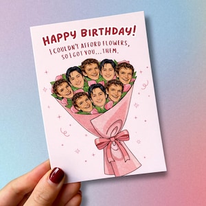 Könnte beinhalten: Geburtstagskarte mit dem Text "HAPPY BIRTHDAY! I COULDN'T AFFORD FLOWERS, SO I GOT YOU... THEM." Die Karte zeigt einen Strauß lächelnder Gesichter, eingewickelt in rosa Papier und mit einer rosa Schleife gebunden.