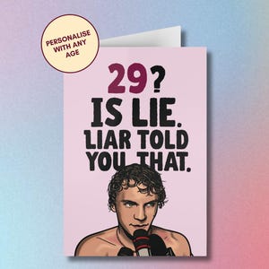 Könnte beinhalten: Eine rosa Geburtstagskarte mit dem Text "29? IS LIE. LIAR TOLD YOU THAT." und einer Illustration eines Mannes mit Mikrofon. Ein runder Aufkleber sagt "Personalisiere mit jedem Alter".