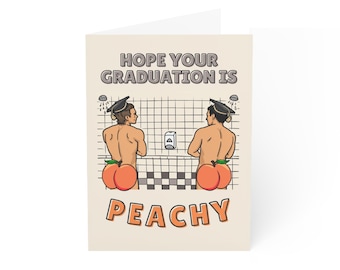 Puede incluir: Tarjeta de felicitación de graduación con el texto "HOPE YOUR GRADUATION IS PEACHY". La tarjeta presenta una ilustración de dos figuras con birretes, con traseros en forma de melocotón, en una ducha.