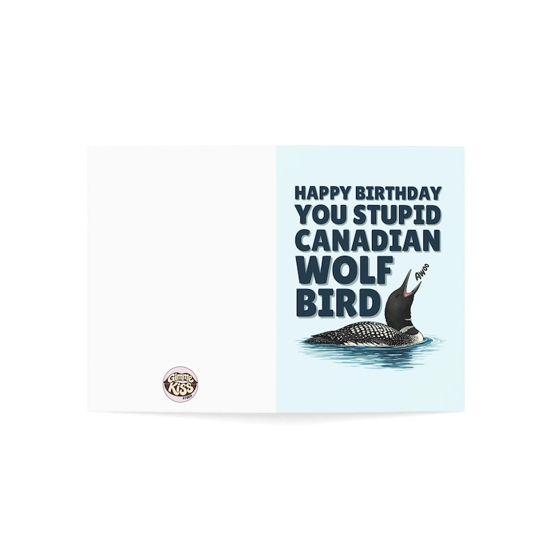 Puede incluir: Una tarjeta de cumplea&ntilde;os humor&iacute;stica con una ilustraci&oacute;n de dibujos animados de un somorgujo en el agua. La tarjeta presenta el texto "Happy Birthday You Stupid Canadian Wolf Bird" en azul oscuro. El somorgujo es blanco y negro.