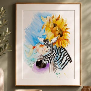 Pode incluir: Pintura em aquarela em uma moldura dourada com uma zebra com um girassol e um peixe dourado. A obra de arte tem um fundo azul e amarelo. A assinatura do artista está no canto inferior direito. A pintura é exibida em uma mesa de madeira.