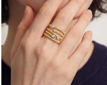 Anillo de moissanita con baño de oro de 18 quilates, banda múltiple gruesa, pieza llamativa con textura mate, joyería moderna apilable para mujer.