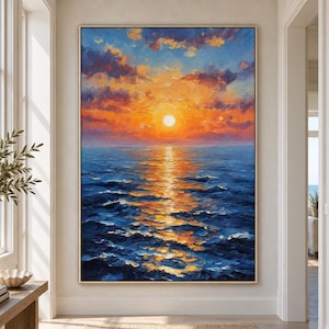 Könnte beinhalten: Ein vertikales Ölgemälde auf Leinwand, das einen lebendigen Sonnenuntergang über einem tiefblauen Ozean zeigt. Der Himmel weist dicke, strukturierte Wolken in Orange-, Gelb- und Violetttönen auf, während die Sonne ein goldenes Licht reflektiert.