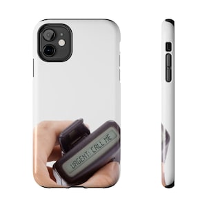 Könnte beinhalten: Ein Set aus drei Keramikbechern mit gesprenkelter, cremefarbener Glasur. Jeder Becher zeigt ein handgemaltes Blumendesign in Blau-, Grün- und Gelbtönen. Die Becher haben eine einfache, abgerundete Form und einen bequemen Griff.