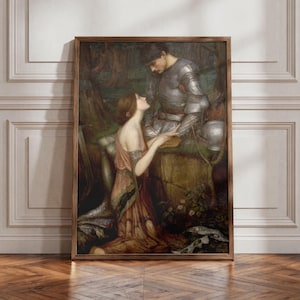 Può includere: Una stampa artistica incorniciata raffigurante un dipinto di una persona con un lungo abito fluido color pesca inginocchiata davanti a una figura in armatura completa di piastre di metallo argentato. La scena è ambientata in un bosco scuro.