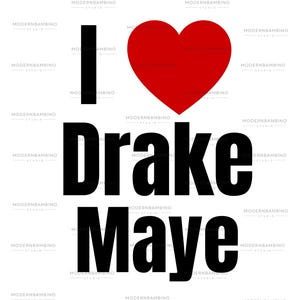Może przedstawiać: Białe tło z napisem "I ❤️ Drake Maye" w kolorze czarnym, z czerwonym symbolem serca. Słowa są pogrubione, czcionką bezszeryfową. Obraz ma znak wodny "MODERNBAMBINO STUDIO".