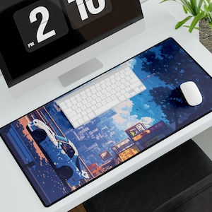 Könnte beinhalten: Rechteckiges Mauspad mit einem blau-weißen Anime-Stadtlandschaftsdesign mit einem Auto. Eine weiße Tastatur und Maus liegen auf dem Pad. Ein Computermonitor zeigt die Uhrzeit 14:16 Uhr an.