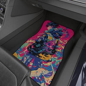 Op de afbeelding: Vloermat voor de auto met een levendige illustratie in anime-stijl. Het ontwerp toont een personage in een kleurrijke jas met een schedelmotief, tegen een roze en blauwe achtergrond. De rechthoekige mat past in een auto.
