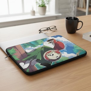 Puede incluir: Funda para portátil con una colorida ilustración de estilo anime. El diseño incluye un personaje con sombrero rojo, capa verde y un emblema circular. El fondo muestra un cielo azul y follaje verde. La funda es negra y tiene cremallera.