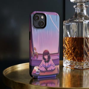 Puede incluir: Una funda para smartphone con la ilustración de una persona de pelo oscuro con sudadera morada clara y auriculares, sentada ante un escritorio con una taza de café frente a una ventana con lluvia en tonos morados y azules en el exterior.