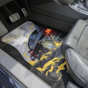 Op de afbeelding: Een set van drie keramische mokken met een gespikkelde, matte afwerking. De mokken zijn in tinten crème, lichtgrijs en donkergrijs. Elke mok heeft een eenvoudig, minimalistisch ontwerp en een afgeronde handgreep.