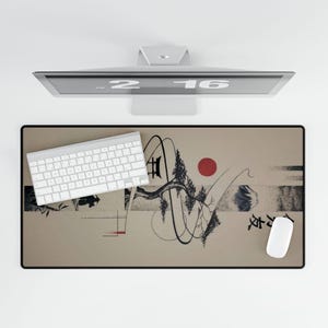 Puede incluir: Alfombrilla de escritorio rectangular beige con borde negro con un diseño de inspiración japonesa. El diseño incluye un sol rojo, ramas de árboles negras y caracteres japoneses. Un teclado y un ratón blancos están sobre la alfombrilla.