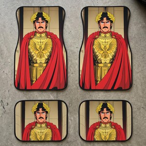Puede incluir: Un juego de cuatro alfombrillas para coche con una ilustración gráfica de un hombre con bigote que lleva una coraza dorada, una capa roja y una corona de laurel. El diseño muestra una figura de estilo romano sobre un fondo de columnas.