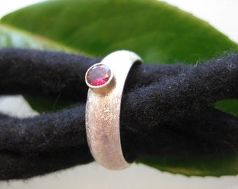 Simple ring in sterling silver gold rhodolite red round gemstone solid handmade delicately narrow blacksmith Sabine Knoll