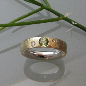 Ring mit Gold Peridot Brilliant Diamant gehämmert matt massiv Turmalin grüner Edelstein Silber abgerundet oval KunstschmiedeSabineKnoll Bild 2