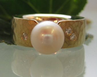 Ring gold, diamonds, hammered freshwater pearl