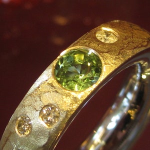 Ring mit Gold Peridot Brilliant Diamant gehämmert matt massiv Turmalin grüner Edelstein Silber abgerundet oval KunstschmiedeSabineKnoll Bild 1