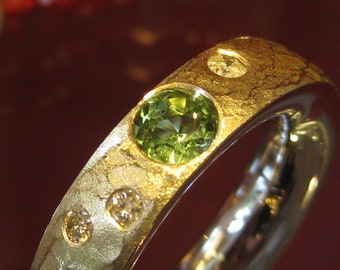 Ring mit Gold Peridot  Brilliant Diamant gehämmert matt massiv Turmalin grüner Edelstein Silber abgerundet oval KunstschmiedeSabineKnoll