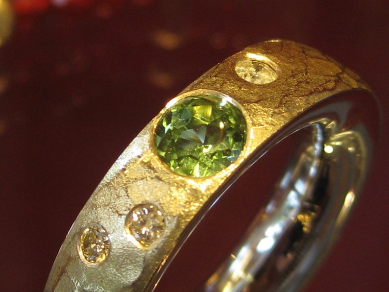 Ring mit Gold Peridot Brilliant Diamant gehämmert matt massiv Turmalin grüner Edelstein Silber abgerundet oval KunstschmiedeSabineKnoll Bild 1