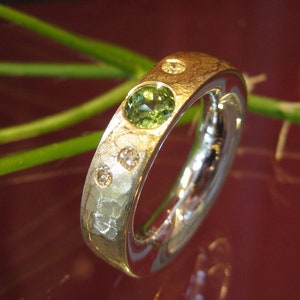 Ring mit Gold Peridot Brilliant Diamant gehämmert matt massiv Turmalin grüner Edelstein Silber abgerundet oval KunstschmiedeSabineKnoll Bild 4