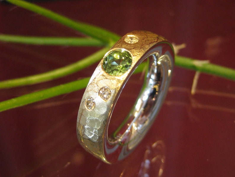 Ring mit Gold Peridot Brilliant Diamant gehämmert matt massiv Turmalin grüner Edelstein Silber abgerundet oval KunstschmiedeSabineKnoll Bild 4