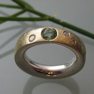 Ring mit Gold Peridot Brilliant Diamant gehämmert matt massiv Turmalin grüner Edelstein Silber abgerundet oval KunstschmiedeSabineKnoll Bild 3