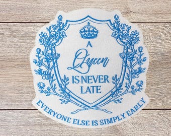 Parche termoadhesivo "La reina nunca llega tarde"
