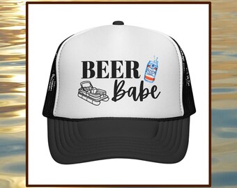 Beer Babe Trucker, accessoire ponton pour la journée sur le lac
