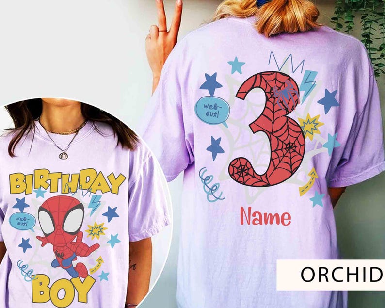 Pu&ograve; includere: Una t-shirt color orchidea con la grafica di un supereroe rosso e blu sul davanti con il testo "BIRTHDAY BOY" e "web-out!". Il retro mostra un grande numero 3 con motivo a ragnatela rossa, la parola "Name" e delle stelle.