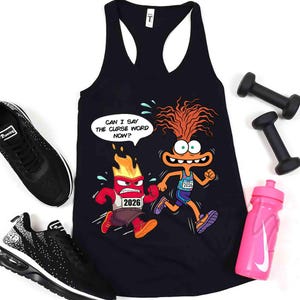 Könnte beinhalten: Schwarzes Tanktop mit einem Cartoon-Motiv von zwei laufenden Figuren. Eine ist rot und feurig, die andere orange. Der Text lautet "CAN I SAY THE CURSE WORD NOW?" Schwarze Turnschuhe, Hanteln und eine rosa Wasserflasche sind ebenfalls im Bild.