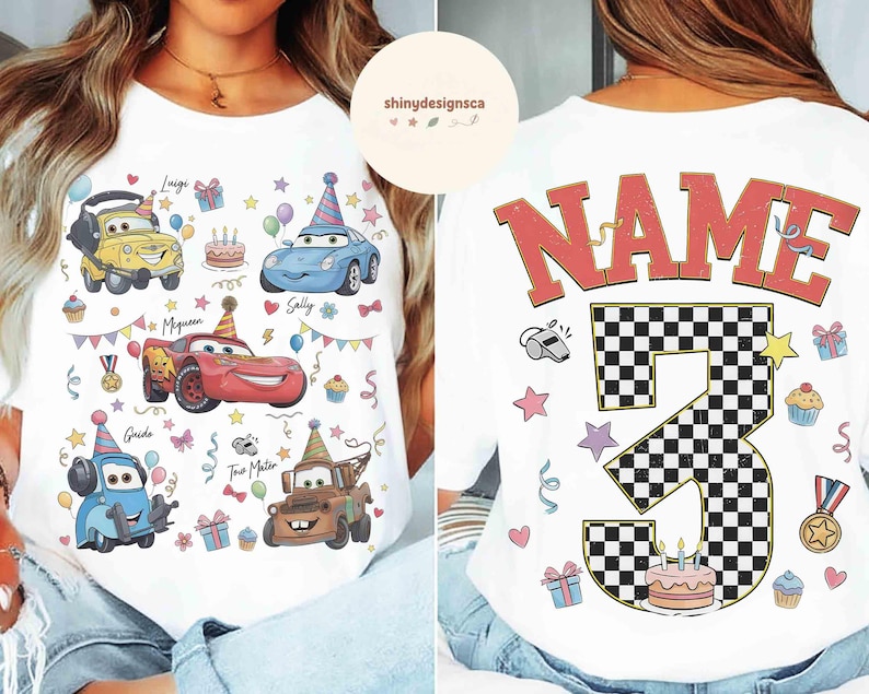 以下が含まれることがあります： 白いTシャツ。漫画の車のイラスト、カップケーキ、誕生日の装飾が描かれています。前面には、名前付きの車のキャラクターが表示されています。背面には、チェック柄の数字3と赤い文字で「NAME」と書かれています。