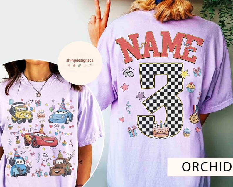 以下が含まれることがあります： Carsをテーマにした誕生日のデザインが施された、蘭色のTシャツ。前面には、漫画の車、名前、誕生日の要素が表示されています。背面には、市松模様の大きな数字3、"NAME"の文字、誕生日をテーマにしたグラフィックがあります。