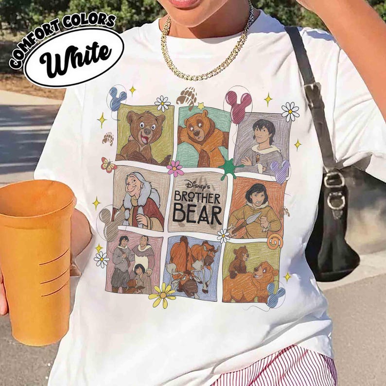 K&ouml;nnte beinhalten: Wei&szlig;es T-Shirt mit einer farbenfrohen Grafik mit Figuren aus Disneys "B&auml;renbr&uuml;der". Das Design umfasst Illustrationen von B&auml;ren und menschlichen Figuren in einem Rastermuster. Das Shirt tr&auml;gt die Aufschrift "Comfort Colors" und "White".